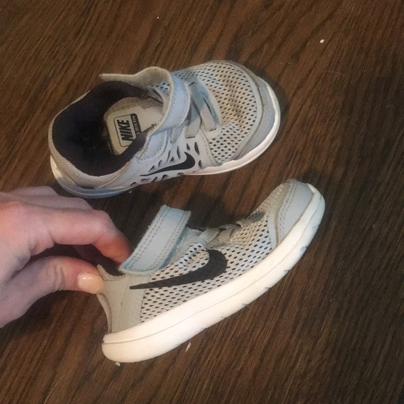 Kids Nike shoes - Picture 3 of 4